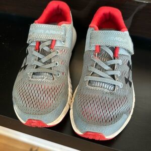 Under Armour kids sneakers size 13.5 good condition!